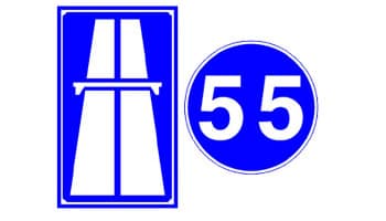 בתמונה שני תמרורים: תמרור מלבני כחול עם סמל של דרך מהירה (כביש וגשר) בלבן, ולצידו תמרור עגול כחול עם המספר 55 בלבן.