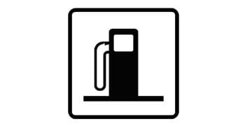 תמרור מרובע עם רקע לבן, שבמרכזו סמל שחור של משאבת דלק.