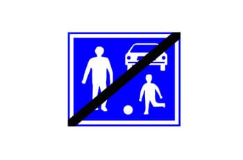 תמרור מלבני כחול המציג דמויות לבנות של מבוגר, ילד משחק בכדור וחלק מרכב. קו אלכסוני שחור חוצה את כל התמונה שבתמרור.