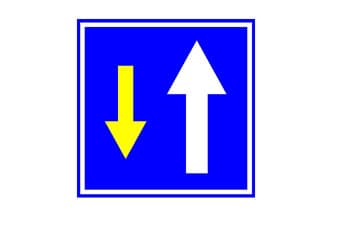 תמרור מרובע כחול ובו שני חצים בכיוונים מנוגדים: חץ לבן גדול המצביע למעלה, ולצידו חץ צהוב קטן המצביע למטה.