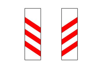 בתמונה מוצגים שני תמרורים מלבניים אנכיים זהים. כל תמרור הוא בעל רקע לבן ועליו שלושה פסים אלכסוניים אדומים.