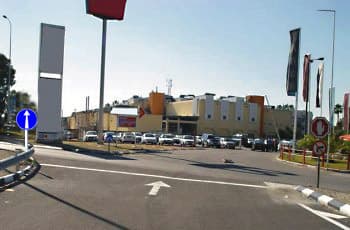 בצד שמאל של הכביש מוצב תמרור עגול כחול עם חץ לבן המורה על נסיעה ישר. בצד ימין מוצב תמרור עצור מתומן אדום, ומתחתיו תמרור עגול האוסר על פניית פרסה שמאלה. על הכביש עצמו מסומן חץ לבן המורה על נסיעה ישר.