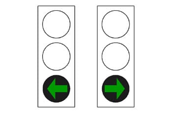 בתמונה מוצגים שני רמזורים זה לצד זה.
בשני הרמזורים, שני האורות העליונים כבויים והאור התחתון דולק בצבע ירוק.
בתוך האור הירוק ברמזור השמאלי יש חץ שחור הפונה שמאלה, וברמזור הימני יש חץ שחור הפונה ימינה.