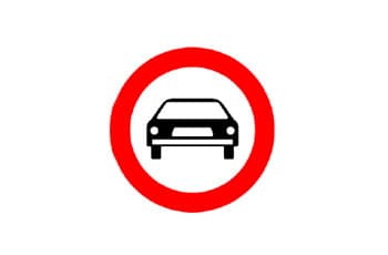 תמרור עגול עם מסגרת אדומה, ובמרכזו סמל שחור של רכב פרטי במבט חזיתי על רקע לבן.