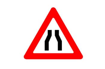 תמרור אזהרה משולש עם מסגרת אדומה.
במרכז התמרור יש איור של כביש שהופך לצר משני צדדיו.