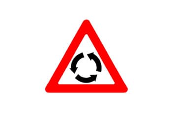 תמרור אזהרה משולש עם מסגרת אדומה, שבמרכזו שלושה חצים שחורים המסודרים במעגל ופונים נגד כיוון השעון.