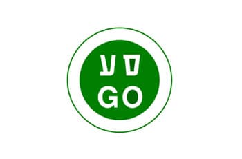 תמרור עגול עם עיגול ירוק במרכזו. בתוך העיגול הירוק כתוב באותיות לבנות "סע" ומתחתיו המילה "GO".