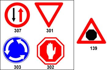 התמונה מציגה חמישה תמרורים. תמרור 139 הוא תמרור אזהרה משולש עם מסגרת אדומה, שבתוכו צורת מתומן שחור.

ארבעת התמרורים הנוספים הם: 301 - משולש הפוך עם מסגרת אדומה; 302 - מתומן אדום עם יד לבנה במרכזו; 303 - עיגול כחול עם שלושה חצים לבנים במעגל; 307 - עיגול עם מסגרת אדומה, חץ אדום עולה וחץ שחור יורד.
