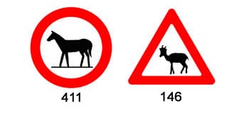 בתמונה שני תמרורים. תמרור 411 הוא עיגול עם מסגרת אדומה וצללית של בהמת משא. תמרור 146 הוא משולש עם מסגרת אדומה וצללית של חיית בר.