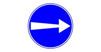 תמרור עגול עם רקע כחול, ובתוכו חץ לבן המצביע ימינה.