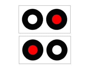 התמונה מציגה שני מצבים של מערכת רמזורים עם שני פנסים עגולים זה לצד זה. במצב העליון, הפנס הימני דולק באדום והשמאלי כבוי, ובמצב התחתון, הפנס השמאלי דולק באדום והימני כבוי, מה שמדגים הבהוב לסירוגין.