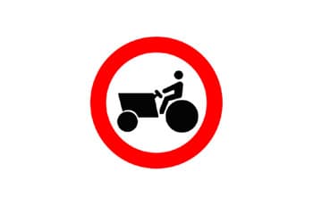 תמרור עגול עם מסגרת אדומה ורקע לבן. במרכז התמרור יש צללית שחורה של אדם נוהג בטרקטור.