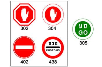 התמונה מציגה חמישה תמרורים.
תמרור 302 הוא מתומן אדום עם יד לבנה. תמרור 304 הוא עיגול אדום עם יד לבנה. תמרור 402 הוא עיגול אדום עם פס לבן אופקי. תמרור 438 הוא עיגול אדום עם המילה "מכס" בעברית ו-"CUSTOMS" באנגלית.
בנוסף, מוצג תמרור 305, שהוא עיגול ירוק עם המילים "סע" ו-"GO" בלבן.