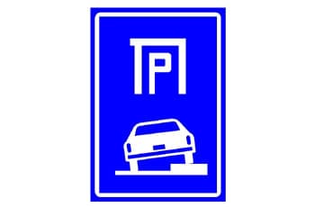 תמרור מלבני כחול. בחלקו העליון סמל חניה לבן (האות P), ובחלקו התחתון איור של רכב פרטי החונה עם שני גלגלים על המדרכה.