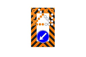 לוח מלבני נייד עם פסים אלכסוניים בצבעי כתום ושחור. בחלקו התחתון יש תמרור עגול כחול עם חץ לבן המורה שמאלה ולמטה, ומעליו אורות מהבהבים בצבעי כתום ולבן המסודרים בצורת חץ הפונה שמאלה.