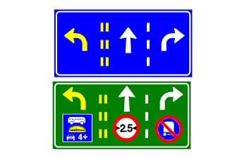 התמונה מציגה שני תמרורים מלבניים, כחול וירוק, המראים שלושה נתיבי נסיעה. בכל תמרור, הנתיב השמאלי מסומן בחץ צהוב הפונה שמאלה, האמצעי בחץ לבן ישר, והימני בחץ לבן ימינה. בתמרור הירוק התחתון משולבים תמרורים נוספים: בנתיב השמאלי סמל אוטובוס ורכב עם "+4", בנתיב האמצעי עיגול הגבלת רוחב "2.5", ובנתיב הימני עיגול עם סמל משאית וקו אלכסוני אדום.