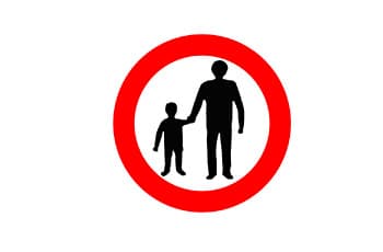 תמרור עגול עם מסגרת אדומה, שבמרכזו צללית שחורה של מבוגר מחזיק יד של ילד.