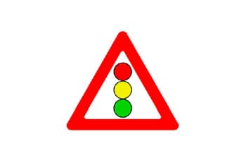תמרור אזהרה משולש עם מסגרת אדומה. במרכז התמרור יש סמל של רמזור עם שלושה עיגולים אנכיים בצבעי אדום, צהוב וירוק.