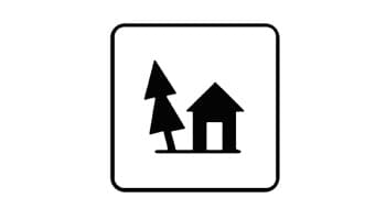 תמרור ריבועי עם מסגרת שחורה דקה. במרכז התמרור יש איור שחור של בית קטן ולצידו עץ.