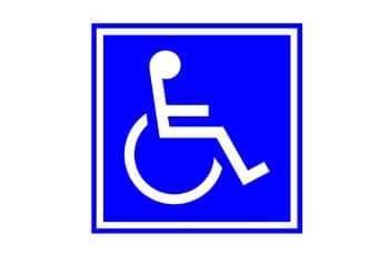 תמרור ריבועי כחול עם מסגרת לבנה, שבמרכזו סמל לבן של אדם בכיסא גלגלים.