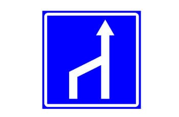 תמרור מרובע כחול. במרכזו איור של נתיב שמאלי לבן המתמזג לתוך נתיב ימני לבן, אשר ממשיך ישר למעלה כחץ.