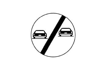תמרור עגול על רקע לבן, שבמרכזו איור של שני כלי רכב זה לצד זה. קו אלכסוני שחור ועבה חוצה את כל התמרור.