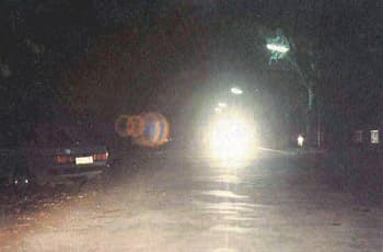 צילום מנקודת מבט של נהג ברכב, בנסיעת לילה. ממול מתקרב רכב אחר שפנסיו הקדמיים דולקים בעוצמה רבה ומסנוורים.