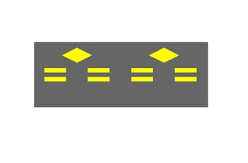 על פני כביש מסומנים שני קווי קטעים צהובים, מקבילים זה לזה. בתוך הנתיב שנוצר על ידי הקווים, מסומנים גם שני סמלי מעוין בצבע צהוב.