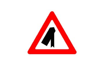 תמרור משולש עם מסגרת אדומה. במרכזו סמל שחור של כביש ראשי, ואליו מתמזג כביש צדדי מצד שמאל.