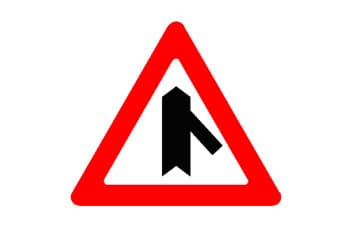 תמרור אזהרה משולש עם מסגרת אדומה. במרכז התמרור יש סמל שחור של כביש ראשי ישר, שאליו מתמזג כביש צדדי מימין.