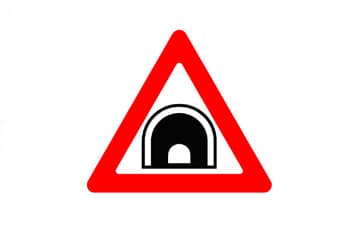 תמרור אזהרה משולש עם מסגרת אדומה, שבמרכזו איור של פתח מנהרה.