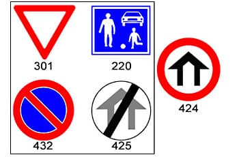 התמונה מציגה חמישה תמרורים. התמרור בשאלה, מספר 424, הוא עיגול אדום ובתוכו שני חצים שחורים הפונים כלפי מעלה.

בתשובות מופיעים ארבעה תמרורים נוספים:
*   תמרור 425: עיגול לבן עם אותם חצים באפור, ופס אלכסוני שחור חוצה אותם.
*   תמרור 301: משולש הפוך עם מסגרת אדומה.
*   תמרור 432: עיגול כחול עם מסגרת אדומה ופס אלכסוני אדום.
*   תמרור 220: מלבן כחול עם דמויות לבנות של איש, ילד עם כדור, ורכב.