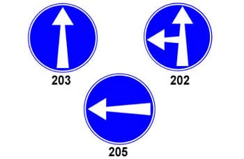 בתמונה מוצגים שלושה תמרורים עגולים עם רקע כחול.
תמרור 203 מציג חץ לבן המורה על נסיעה ישר בלבד.
תמרור 202 מציג חץ לבן המורה על נסיעה ישר, וממנו מתפצל חץ נוסף שמאלה.
תמרור 205 מציג חץ לבן המורה על פנייה שמאלה בלבד.