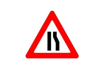 תמרור אזהרה משולש עם מסגרת אדומה. במרכזו סמל של שני קווים שחורים אנכיים, כאשר הקו הימני מתכנס פנימה לכיוון הקו השמאלי.