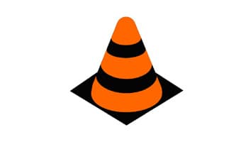 חרוט תנועה בצבע כתום עם פסים שחורים אופקיים, המוצב על בסיס מרובע שחור.