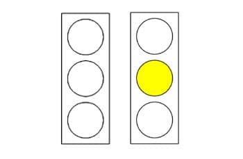 איור של שני רמזורים אנכיים. ברמזור הימני, האור האמצעי דולק בצבע צהוב.