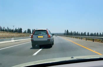 רכב סטיישן נוסע בכביש מהיר ומתחיל לעבור נתיב. הרכב חוצה קו הפרדה מקווקו לבן המפריד בין הנתיבים.