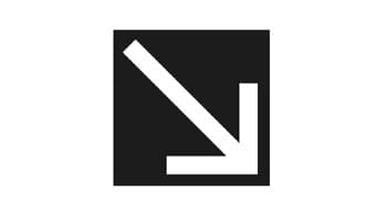 תמרור ריבועי עם רקע שחור. במרכז התמרור יש חץ לבן עבה המורה באלכסון כלפי מטה וימינה.