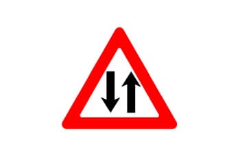 תמרור אזהרה משולש עם מסגרת אדומה. במרכז התמרור יש שני חיצים שחורים, אנכיים ומקבילים, המצביעים לכיוונים מנוגדים - אחד למעלה ואחד למטה.