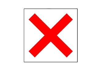 תמרור ריבועי עם רקע לבן, שבמרכזו סימן איקס (X) גדול בצבע אדום.