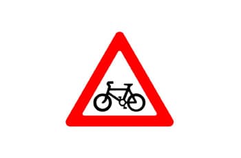 תמרור משולש עם מסגרת אדומה. במרכז התמרור, על רקע לבן, יש צללית שחורה של אופניים.