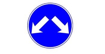 תמרור עגול כחול שבמרכזו שני חצים לבנים. חץ אחד מצביע כלפי מטה ושמאלה, והשני כלפי מטה וימינה.