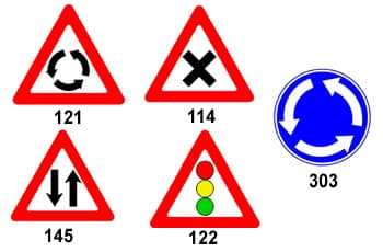 בתמונה מוצגים חמישה תמרורים. תמרור 303 הוא עיגול כחול עם שלושה חיצים לבנים היוצרים מעגל. ארבעת התמרורים האחרים הם משולשי אזהרה עם מסגרת אדומה: תמרור 121 מציג שלושה חיצים שחורים במעגל, תמרור 114 מציג איקס שחור, תמרור 145 מציג שני חיצים אנכיים בכיוונים מנוגדים, ותמרור 122 מציג סמל של רמזור.