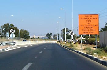 בכביש בין-עירוני, מוצבים שני תמרורים זהים משני צידי הדרך: תמרור עגול לבן עם המספר 70, וקו אלכסוני שחור החוצה אותו. בנוסף, בצד ימין ישנו שלט אזהרה מלבני כתום גדול עם הכיתוב "זהירות! משאיות משתלבות מימין".