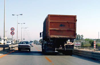 בתמונה נראית נסיעה בנתיב השמאלי בכביש, כאשר משאית מהנתיב הימני סוטה שמאלה אל נתיב הנסיעה. בין שני הנתיבים מסומן קו הפרדה רצוף בצבע צהוב. בצד שמאל של הדרך מוצב תמרור עגול המגביל את המהירות ל-60 קמ"ש, ומתחתיו תמרור עגול נוסף האוסר עקיפה על רכב משא.