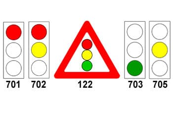 בתמונה מוצגים חמישה תמרורים וסימוני רמזור.
תמרור 122 הוא משולש אזהרה אדום עם סמל רמזור במרכזו.
סימוני הרמזור הם: 701 עם אור אדום דולק, 702 עם אור אדום וצהוב דולקים יחד, 703 עם אור ירוק דולק, ו-705 עם אור צהוב דולק.