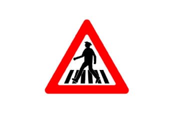 תמרור אזהרה משולש עם מסגרת אדומה. במרכז התמרור יש איור שחור של דמות אדם החוצה כביש על גבי מעבר חצייה.