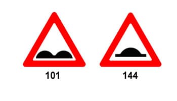 בתמונה שני תמרורי אזהרה משולשים עם מסגרת אדומה. תמרור 101 משמאל מציג סמל של כביש משובש עם שתי מהמורות, ותמרור 144 מימין מציג סמל של פס האטה בודד.