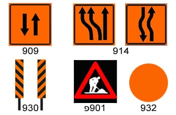 בתמונה מוצגים שישה תמרורים שונים.
שלושה מהם הם תמרורים מרובעים עם רקע כתום וחצים שחורים המראים שינויים בנתיבים.
בנוסף, ישנו תמרור אזהרה משולש (901) עם דמות של פועל עובד, שני עמודי סימון (930) עם פסים אלכסוניים בצבעי כתום ושחור, ועיגול כתום אחיד (932).