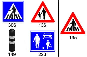 התמונה מציגה את תמרור 135, שהוא משולש אזהרה עם מסגרת אדומה וסמל של הולך רגל במעבר חצייה.
בנוסף, מוצגים ארבעה תמרורים נוספים בתשובות: 306 - ריבוע כחול עם הולך רגל במעבר חצייה; 136 - משולש אזהרה אדום עם מבוגר וילד; 220 - מלבן כחול עם דמויות אדם, רכב וילד עם כדור; ו-149 - עמודון חסימה שחור עם פסים לבנים.